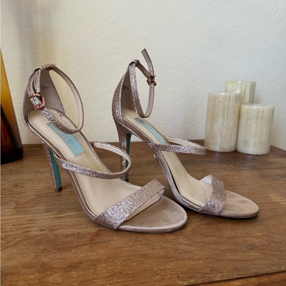 Betsey Johnson gold heels / Size 7 - Picture 3 of 4